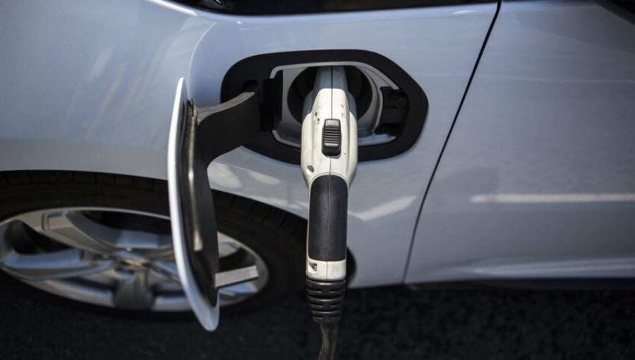 Kötü Havalarda Elektrikli Araçları Şarj Etmek Güvenli Midir? Solarbaba